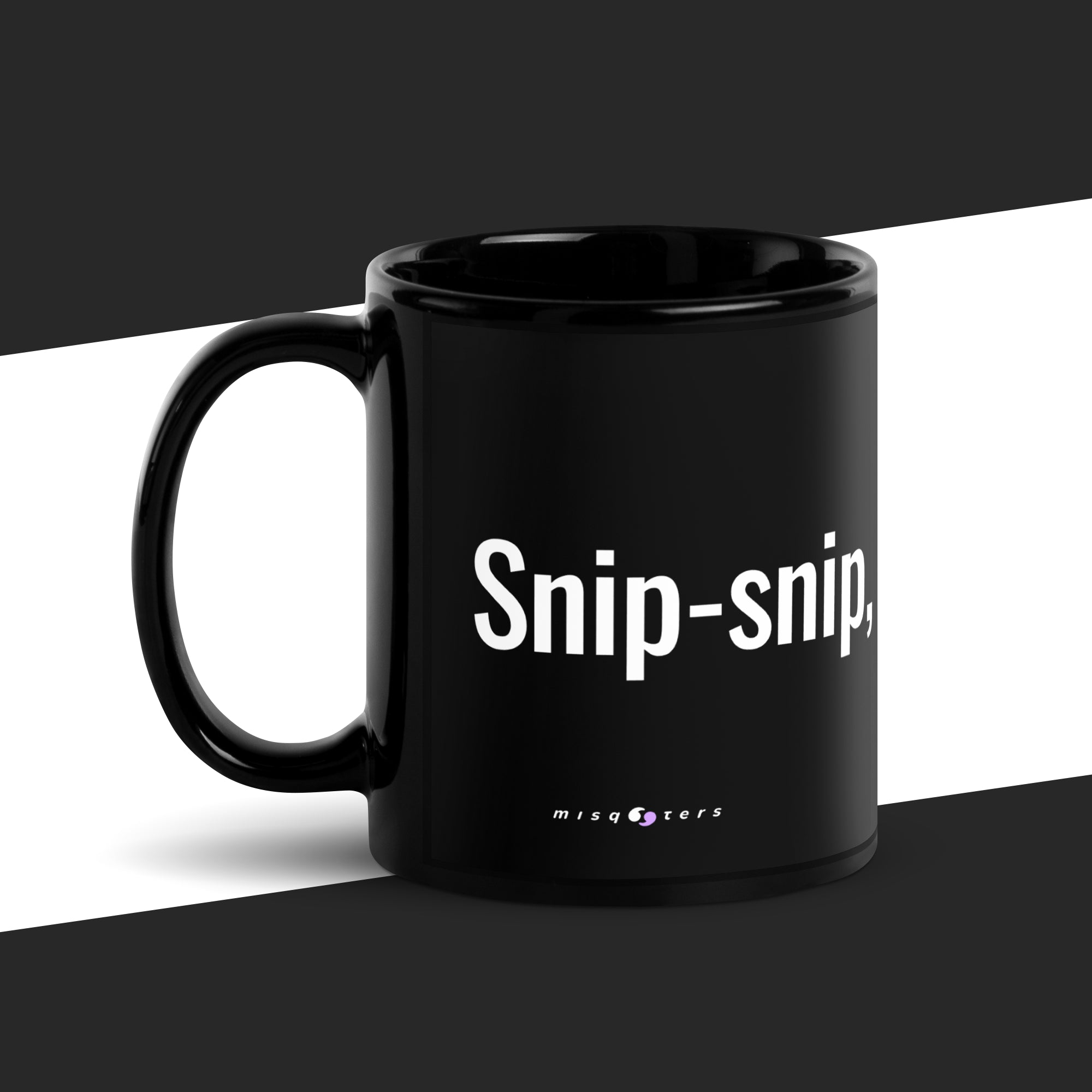 Black mug with 'Snip-snip, misqvers' text on a black and white background
