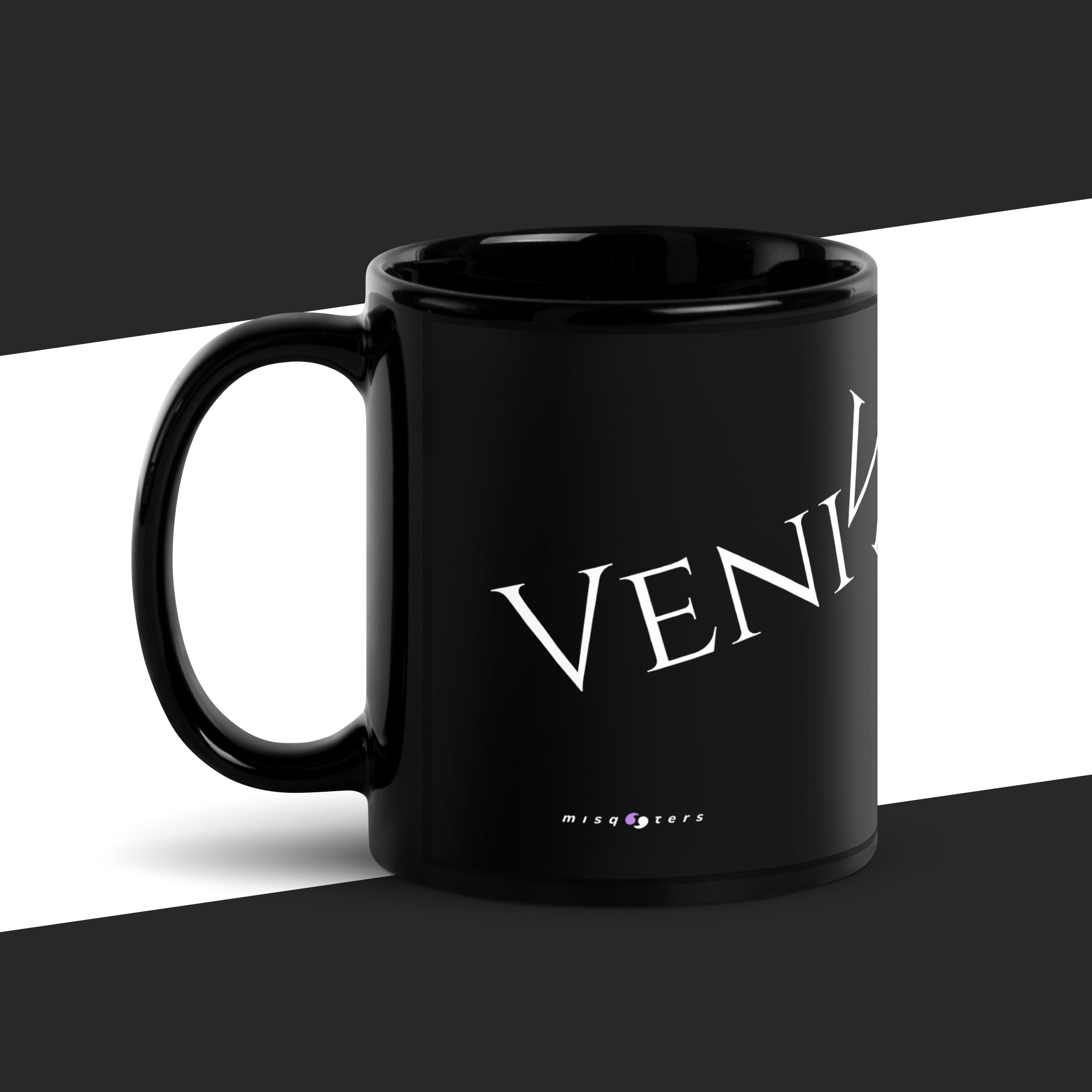Black mug with fake quote 'VENI Vidi Vinci' from Simone de Beauvoir printed on it against a white background and logo in purple and white